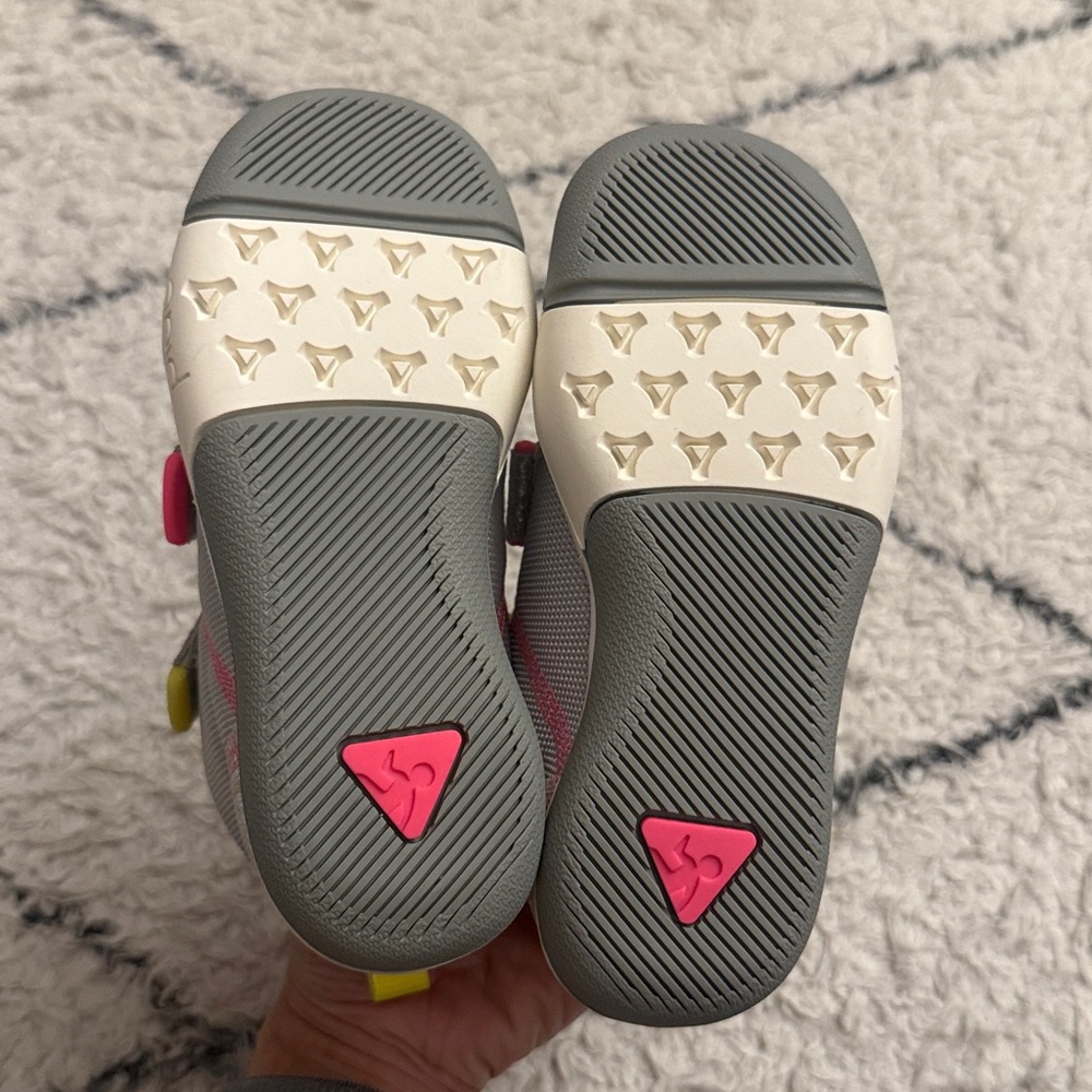 New in box - PLAE Max kids boot -  metallic silver - kids size 10 - Picture 4 of 7
